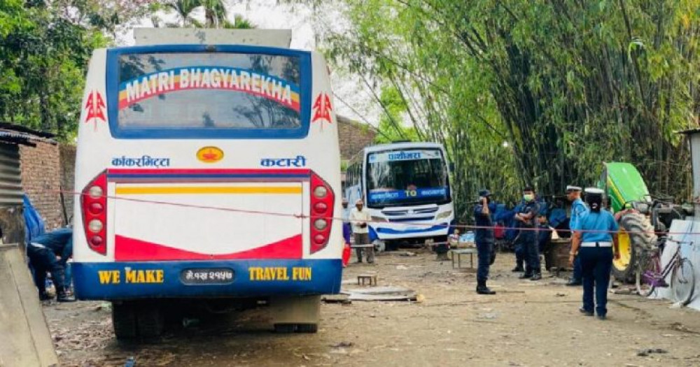 मर्मत गर्दागर्दै बसका सहचालकको मृत्यु