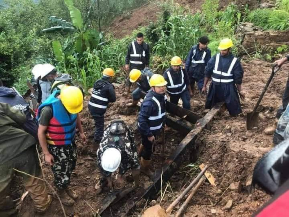 पाँचथरमा पहिरोमा पुरिएर एक जनाको मृत्यु , २ जना बेपत्ता