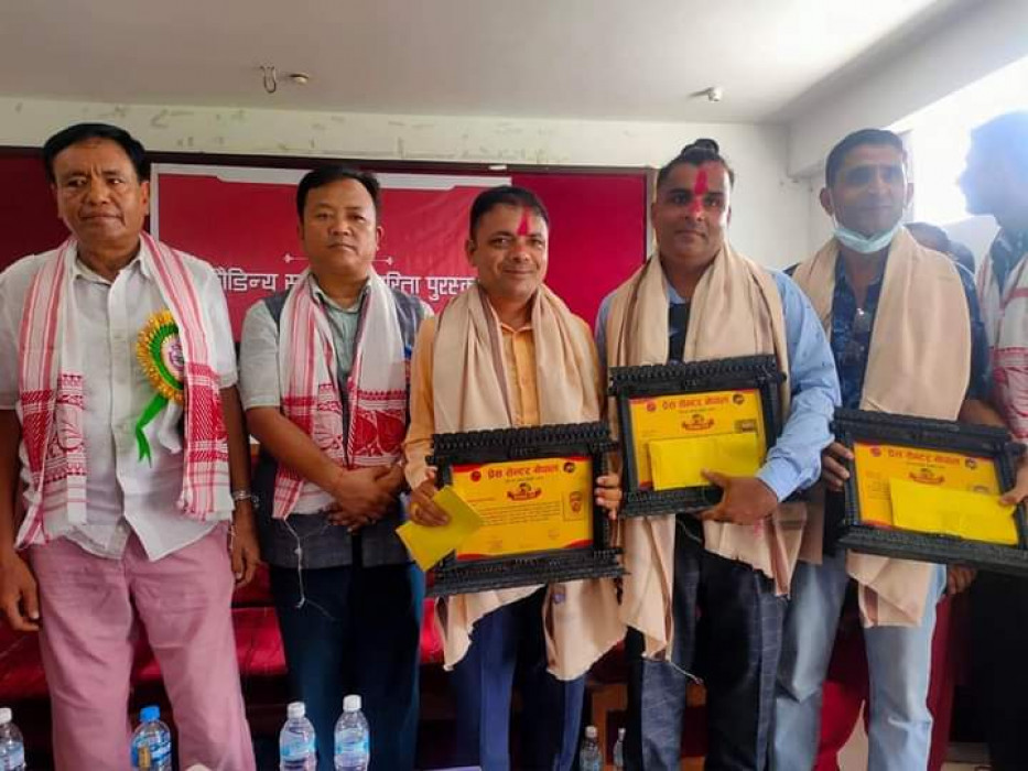 प्रेस सेन्टरद्वारा झापाका तीन पत्रकार पुरस्कृत