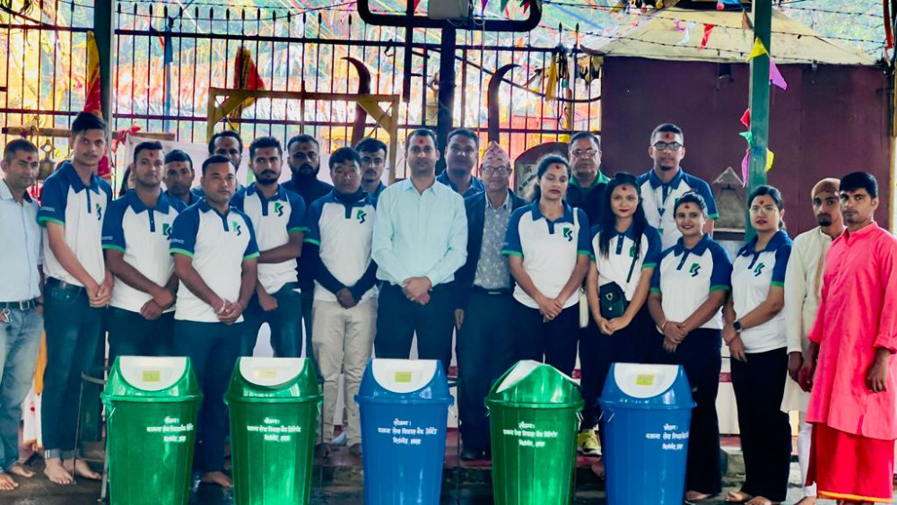 कामना सेवाद्वारा पाउ पाथिभरा मन्दिरलाई डष्टबिन प्रदान