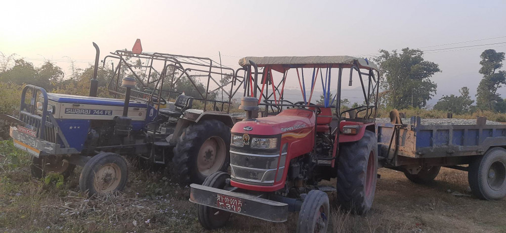 अवैध रुपमा नदि उत्खनन् गरिरहेको दुईवटा त्याक्टर चालकसहित नियन्त्रण