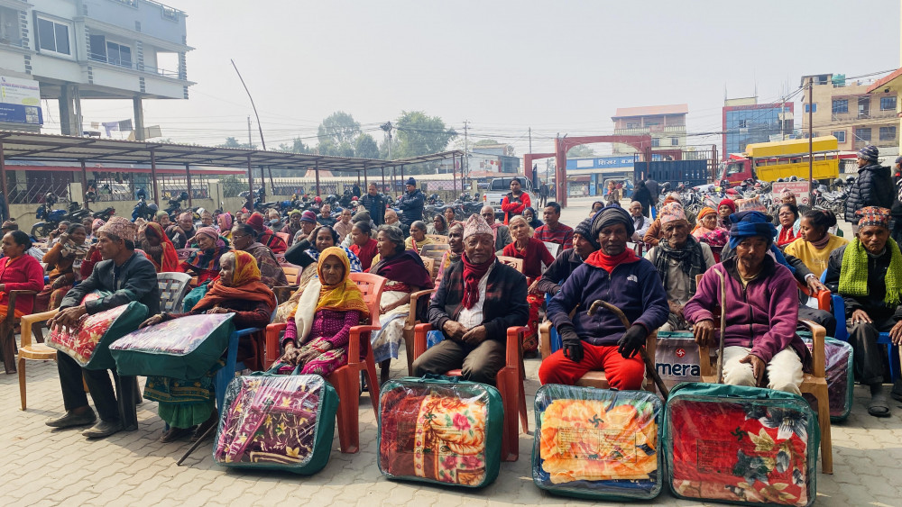 विपन्न ज्येष्ठ नागरिकलाई बिर्तामोडको न्यानो कपडा