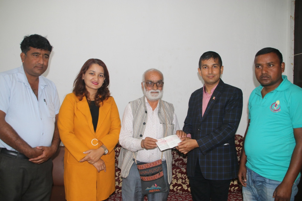 मोती पत्रकारिता पुरस्कार अक्षयकोषमा पूर्व अध्यक्ष केशव आचार्यले दिए एक लाख