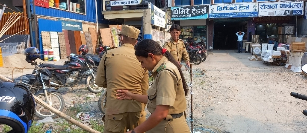 ब्यवसायीले घेराबारा गरेको फुटपाथ नगर प्रहरीले खाली गरायो