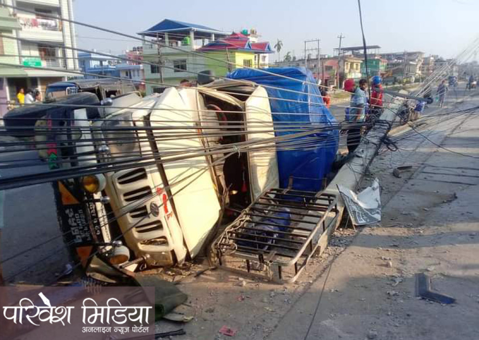 अनियन्त्रित पिकअपले बिर्तामोडमा विजुलीको पोल भाँच्यो