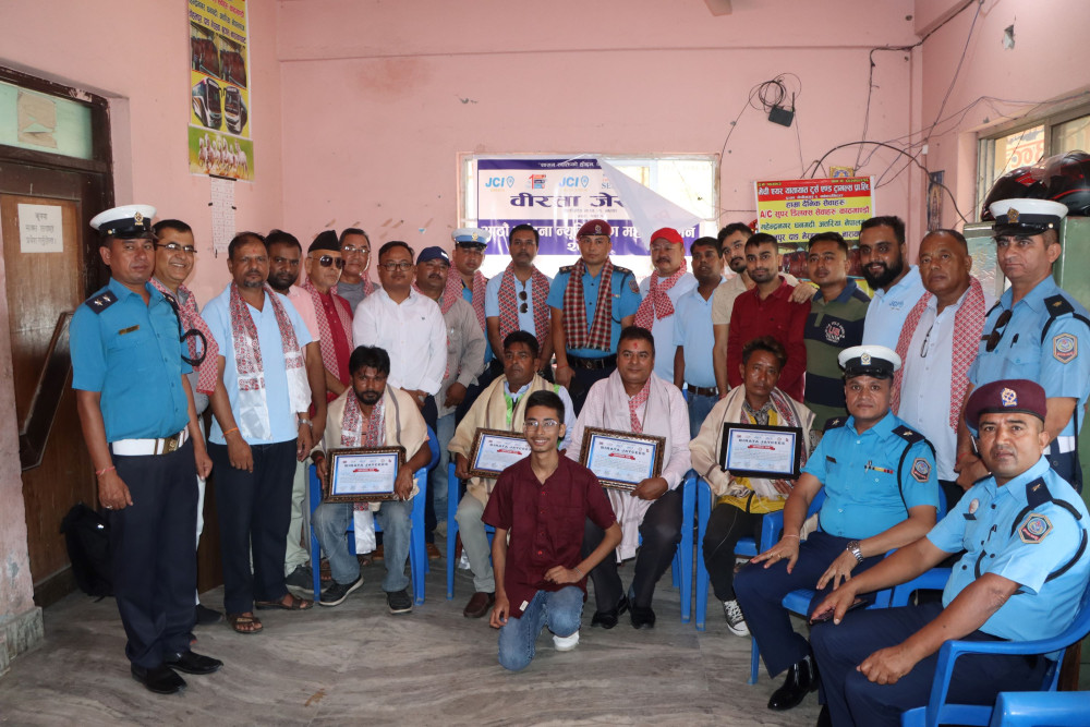 असल चालकलाई सम्मान गर्दै सकियो दुर्घटना न्यूनीकरण महाअभियान