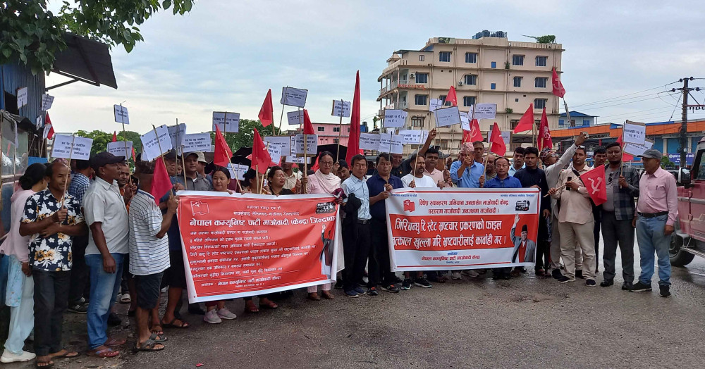 गिरीबन्धु टी स्टेटको फायल खोल्न दबाब स्वरुप बिर्तामोडमा प्रदर्शन
