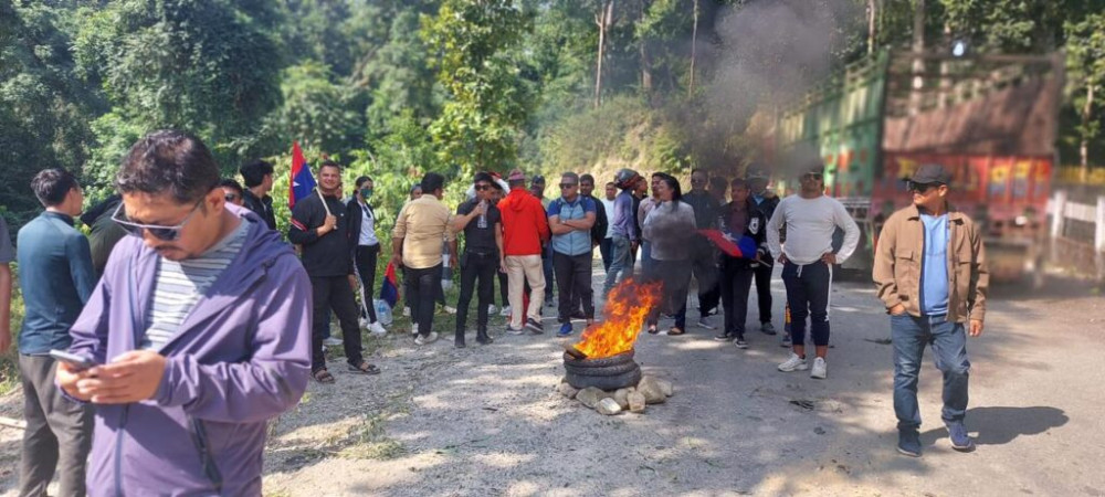 युवा संघका कार्यकर्ताद्वारा दुर्गा प्रसाईलाई अवरोध