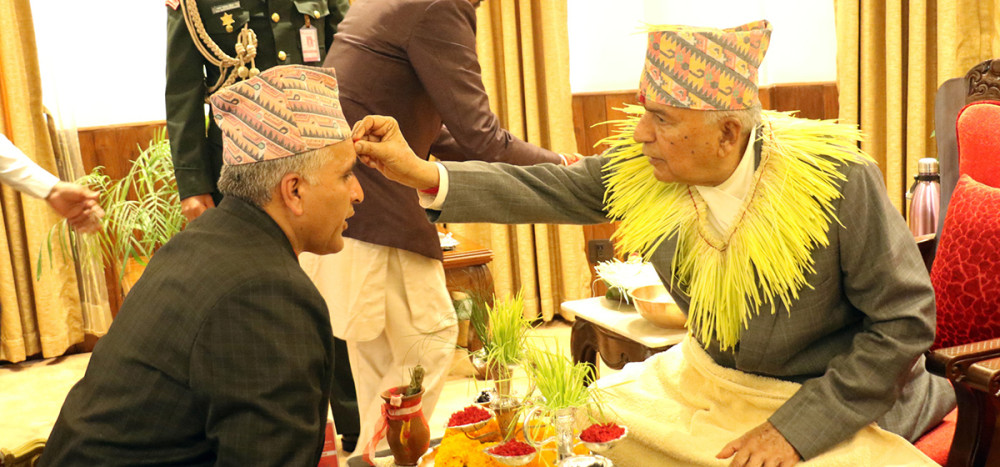 सर्वसाधारण र उच्च पदस्थ अधिकारीलाई लगाइदिए राष्ट्रपति पौडेलले  टिका