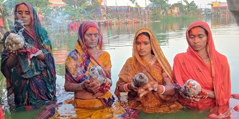 अस्ताउँदो सूर्यको पूजा आराधना गरी छठ पर्व मनाइँदै
