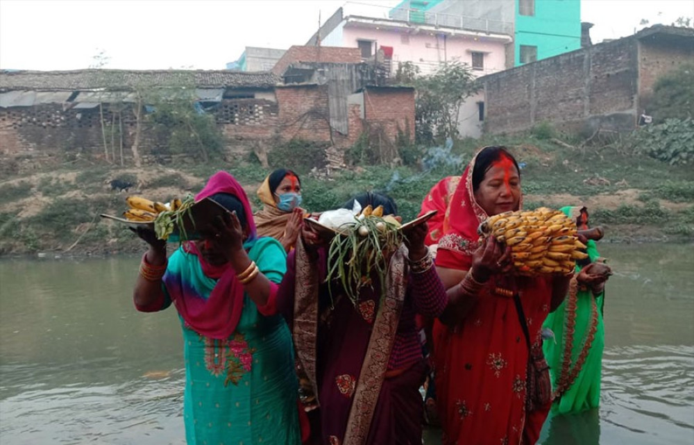 उदाउँदो सूर्यलाई अर्घ्य दिएर सकियो छठ
