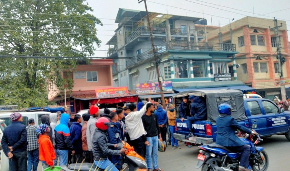 ‘ग्याङ फाइट’ गर्न आएका  भद्रपुरका युवा बिर्तामोड प्रहरी नियन्त्रणमा