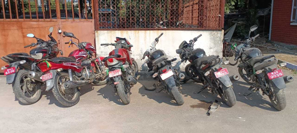 झापा प्रहरीले भन्सारलाई बुझायो बेवारिसे सवारी साधन