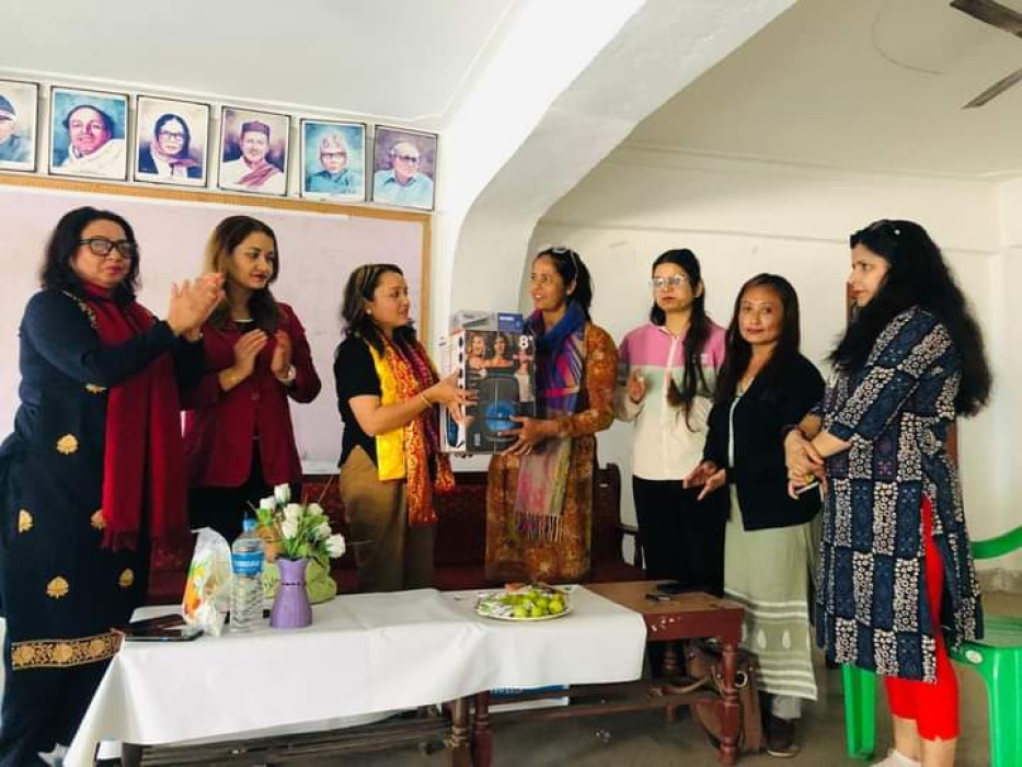 जन्मोत्सवमा मैनालीद्वारा नारी सञ्चार गृहलाई साउण्ड सिष्टम प्रदान