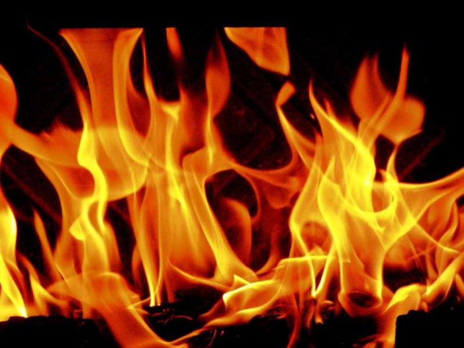 बिर्तामोडको सुकुम्बासी बस्तीमा आगलागी, दुई घर जलेर नष्ट