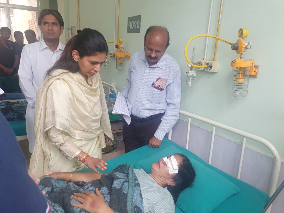 भारतीय राज्यमन्त्रीले भेटिन् बस दुर्घटनाका घाइते, उपचारप्रति सन्तुष्ट