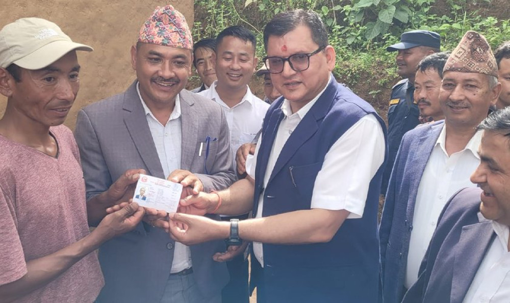 प्रकाशले घर मै पाए नागरिकता
