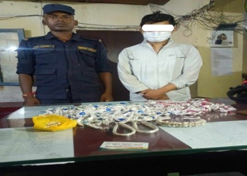 ठूलो परिमाणमा स्रोत नखुलेको चाँदीसहित १ जना पक्राउ