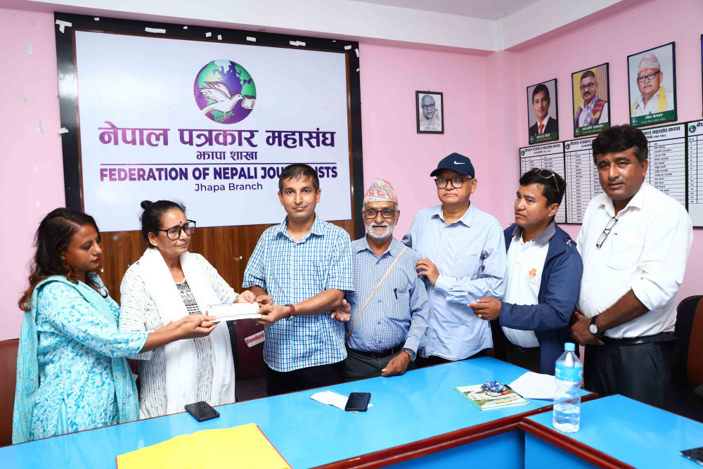 स्व. पत्रकार नेत्र पाठकको परिवारलाई महासंघद्वारा १ लाख प्रदान