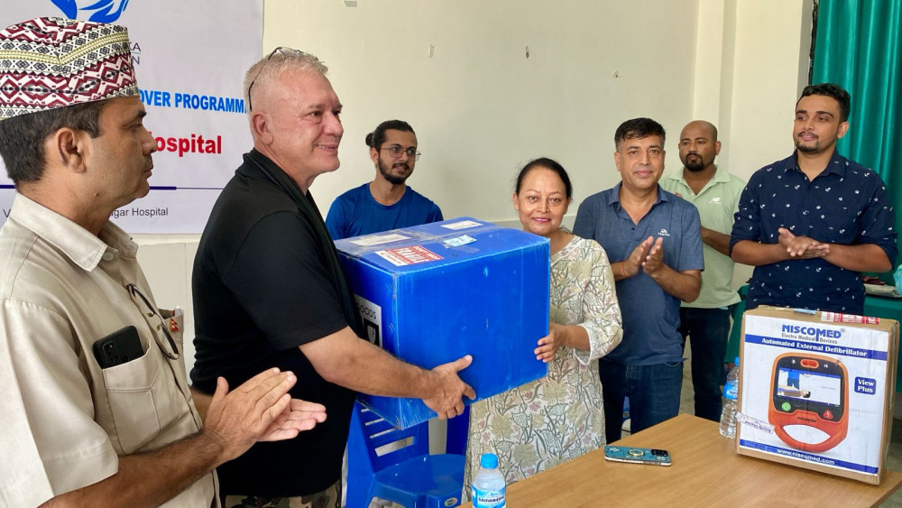 बिर्तामोड नगर अस्पताललाई मुटुमा विद्युतीय झट्का दिने मेसिन हस्तान्तरण