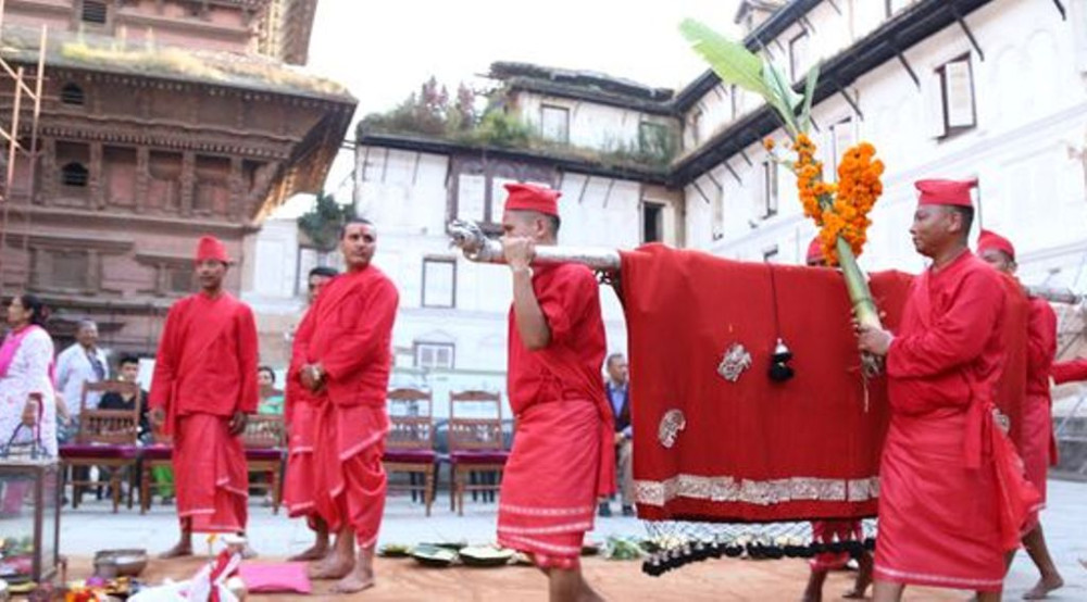 आज बडा दँशैको सातौँ दिन, घरघरमा फूलपाती भित्र्याइँदै