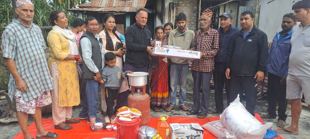 अग्नी पीडितलाई बिर्तामोड ८ ले दियो राहत