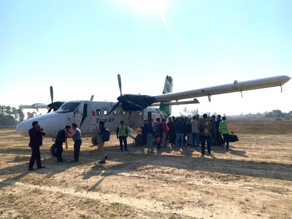 २७ बर्षपछि टीकापुरमा विमान