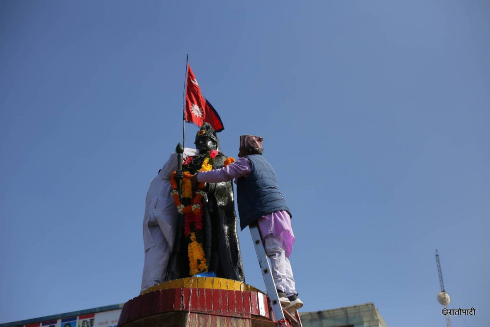 स्वर्गीय राजा वीरेन्द्रको सालिकमा माल्यार्पण