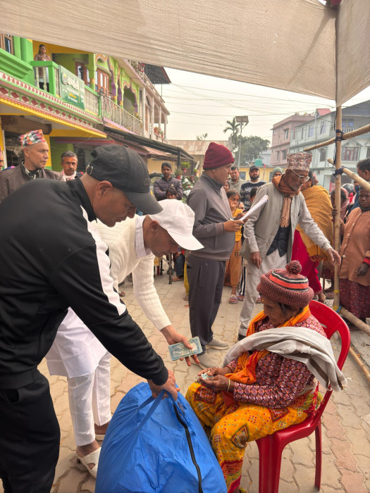 स्वर्गीय पिताको पुण्य तिथिमा विपन्नलाई खाद्यान्न र कपडा वितरण