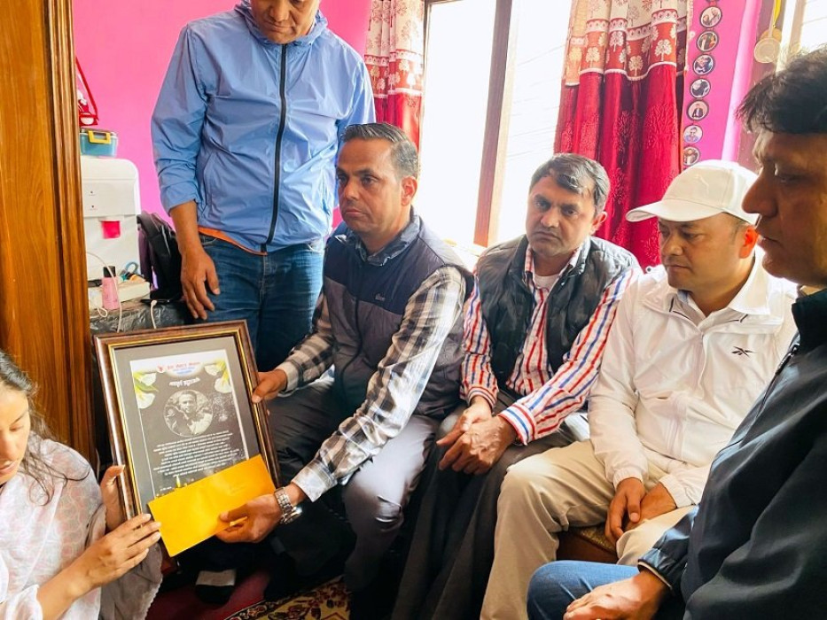 प्रेस सेन्टरका पदाधिकारीले भेटे सुरेश रजकको परिवार