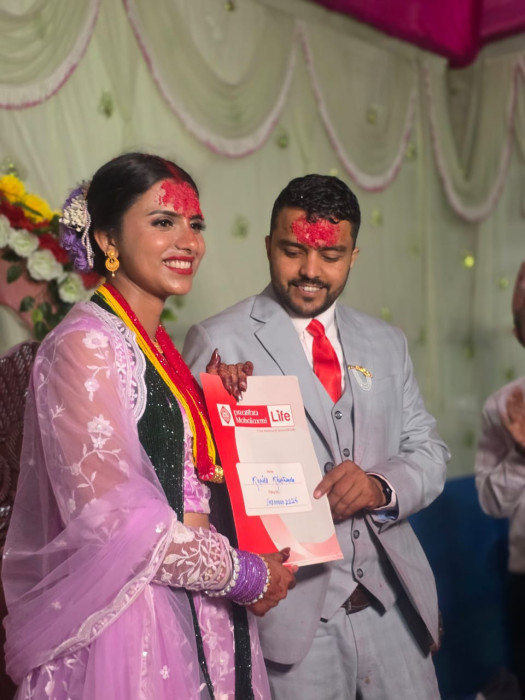 विवाहमा श्रीमानले दिए श्रीमतीलाई बीमा पोलिसी उपहार