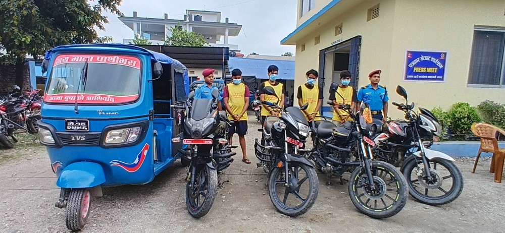 मोटरसाइकल चोरीमा संलग्न एकाघरका तीन सहित ४ जना पक्राउ