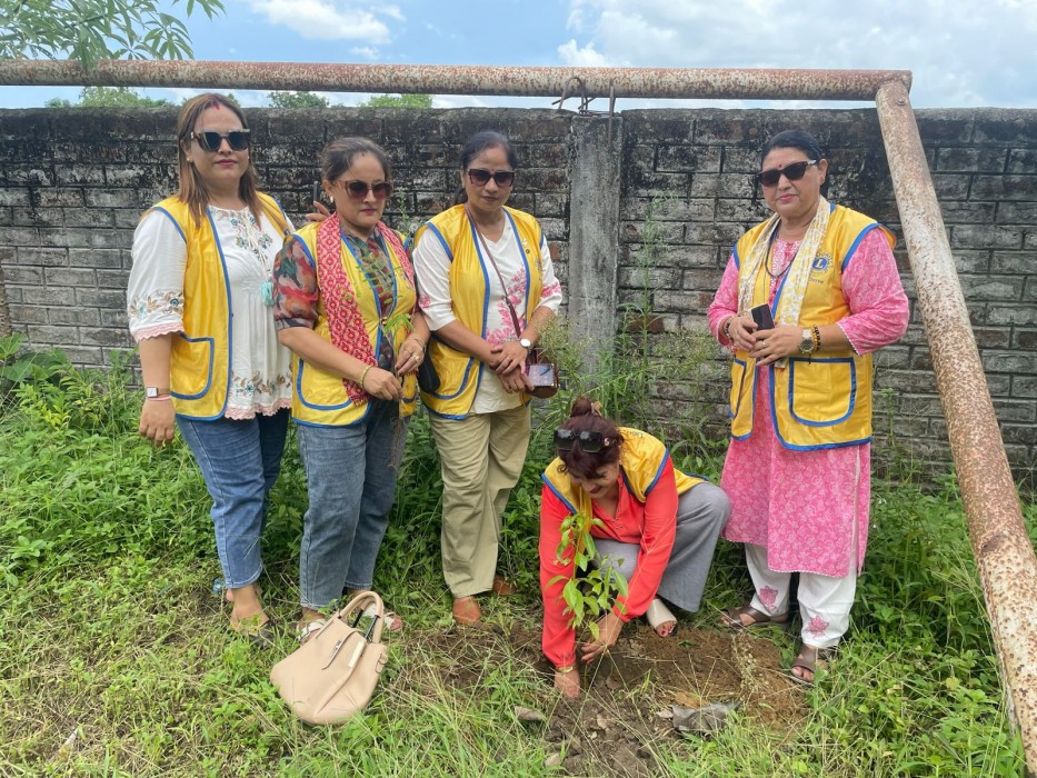 स्मार्ट लेडी अध्यक्ष उप्रेतीले वृक्षारोपणबाट शुरु गरिन् कार्यकाल