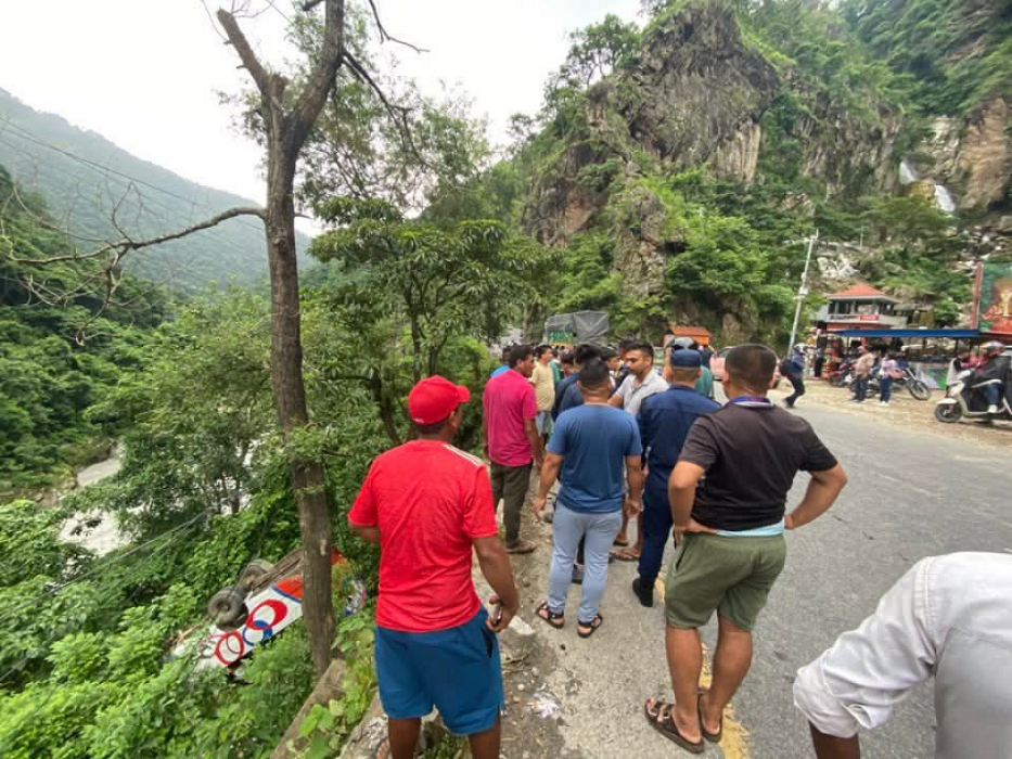मुग्लिन–पोखरा सडक खण्ड अन्तर्गत मर्याङ्दी नदी किनारामा बस खस्यो