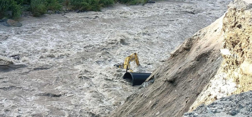 काबेली खोलाले बगायो दुई स्काभेटर र ट्रिपर
