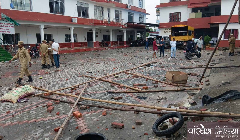 जेनजीको प्रदर्शनपछि बिर्तामोड नगरपालिकामा देखिएको दृश्य (फोटो फिचर)