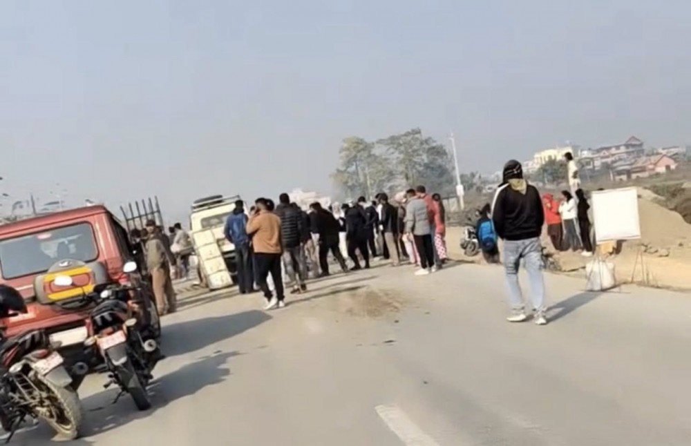 कनकाईमा बस दुर्घटना, एक बालकको मृत्यु ३ जनाको अवस्था गम्भीर