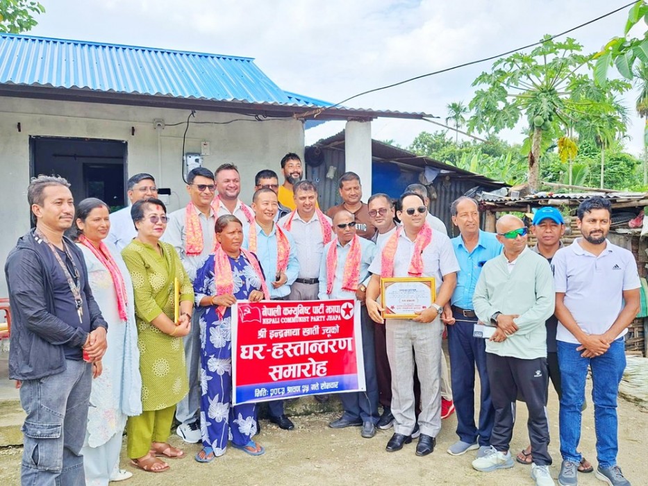 झापामा नेकपाद्वारा विपन्न परिवारलाई घर हस्तान्तरण